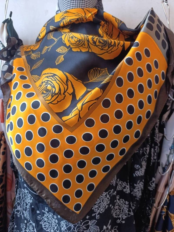 foulard effet soie noir floral et pois chic