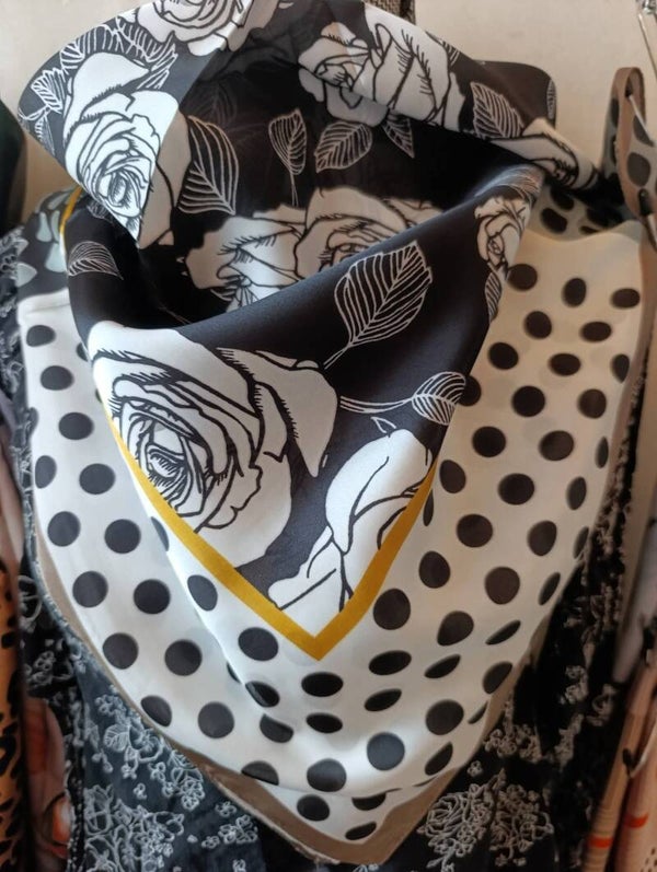 foulard effet soie Noir Floral et Pois et Chic.