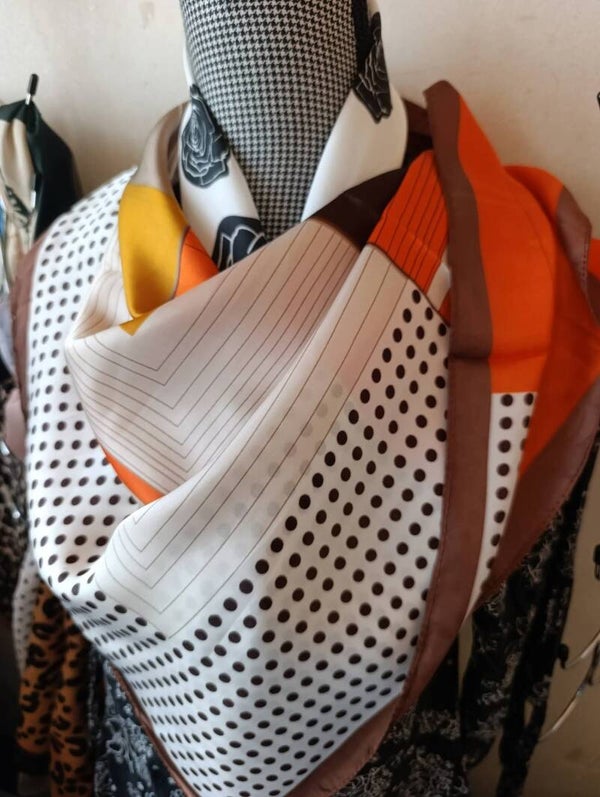 foulard motif géométrique et pois