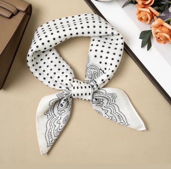Foulard carré blanc et noir, motif pois.