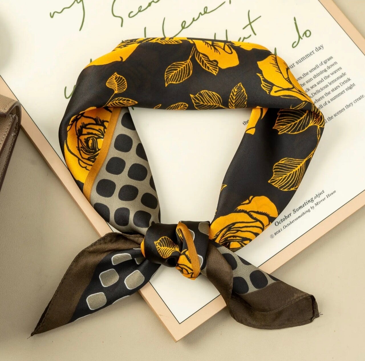 foulard effet soie noir floral et pois chic