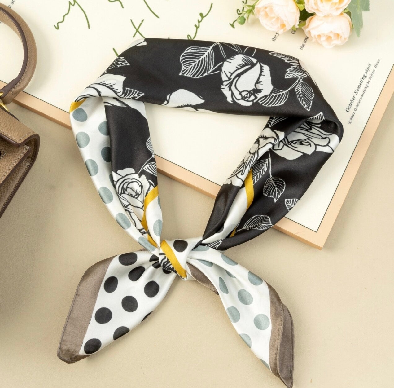 foulard effet soie Noir Floral et Pois et Chic.