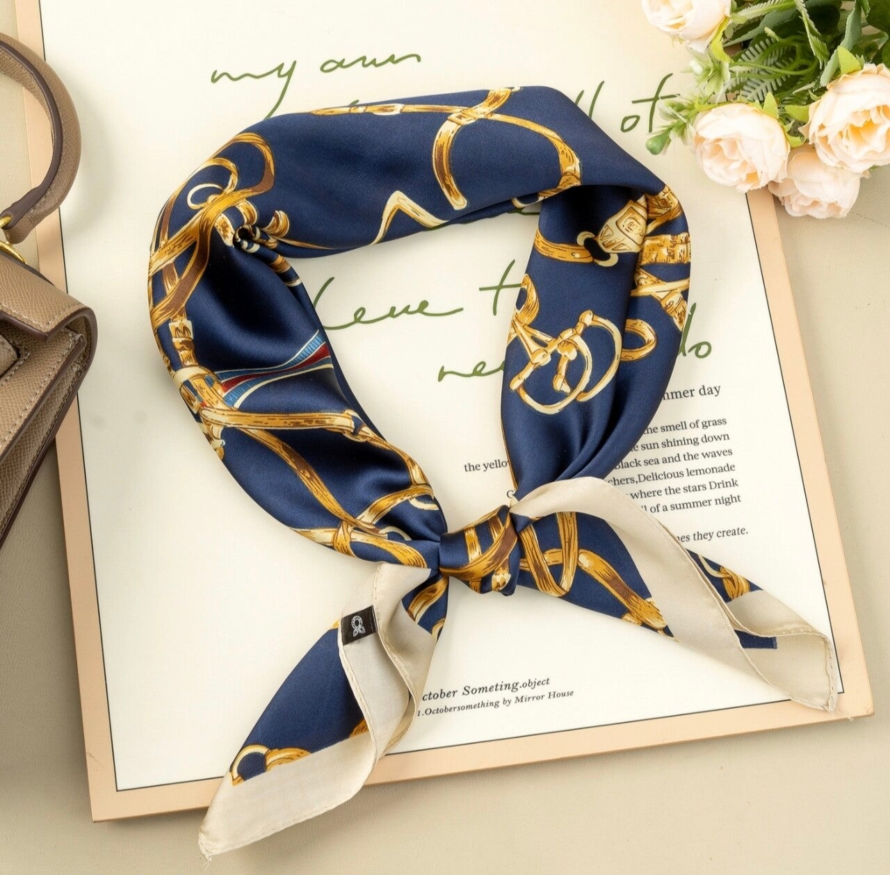 foulard Effet soie Chaînes Dorées élègant.
