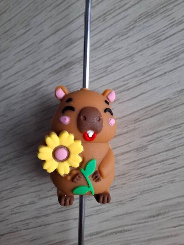 Capibara met bloem