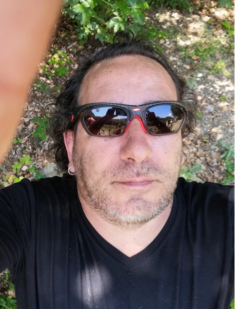 Luciano fotografo in modalità selfie
