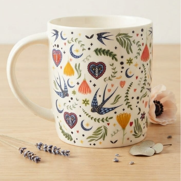 Mug hirondelles et cœurs fleuris