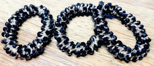 Knotband Zwarte kralen met Champagne kleur draad