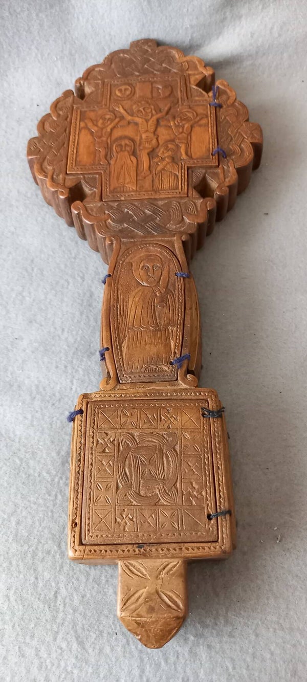 Houten kruis icoon met veel luikjes (no.20)