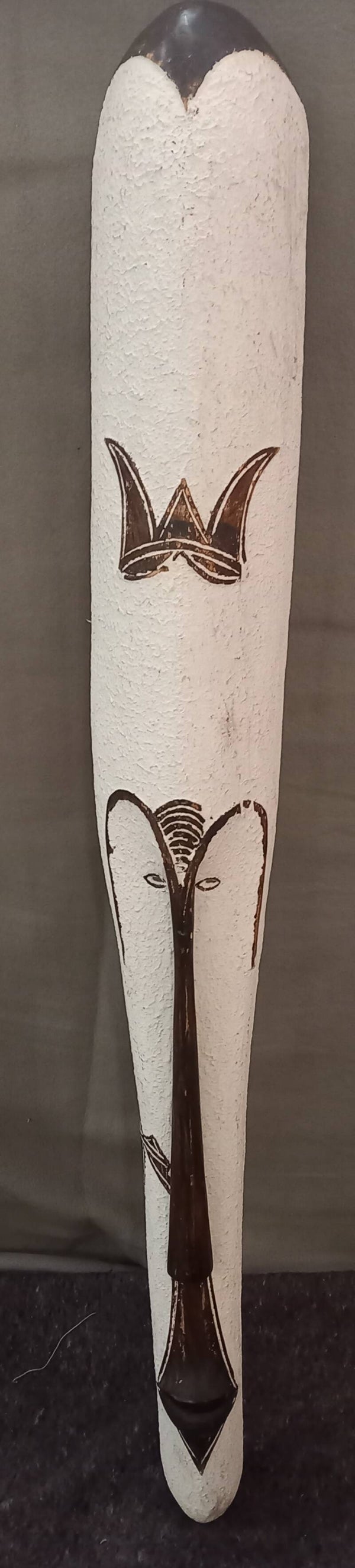 Langwerpig masker uit Kameroen wit beschilderd.