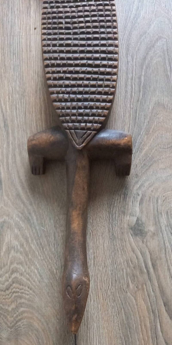 Houten hagedis beeld uit West Afrika