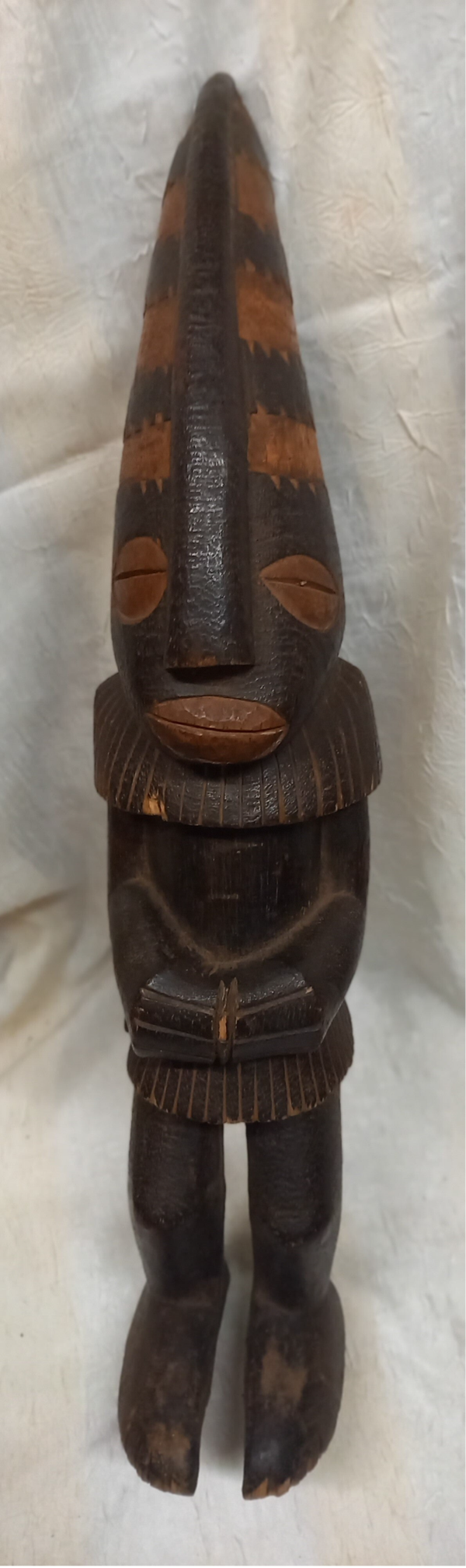 Staande figuur met punthoofd in 2 kleuren  van hout