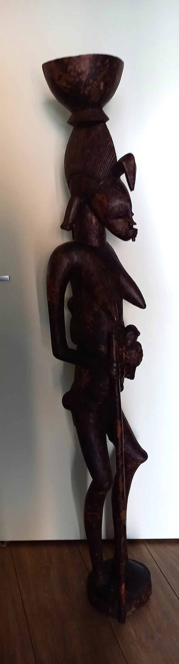 Groot beeld van staande Senufu vrouw met baby's