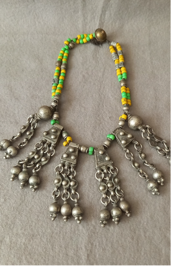 Authentiek collier met zilveren hangers en oude kralen en originele knoopsluiting