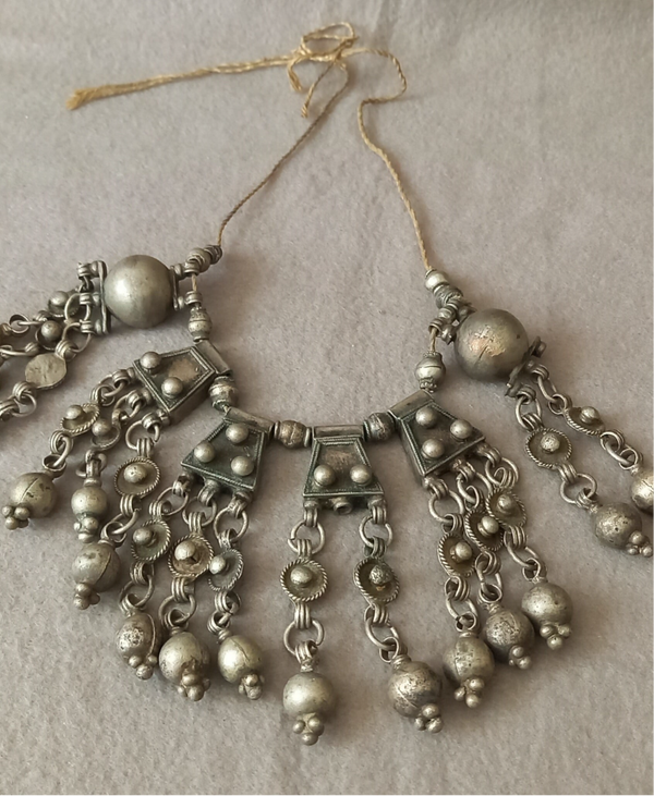 Collier met 6 hangers  op touw