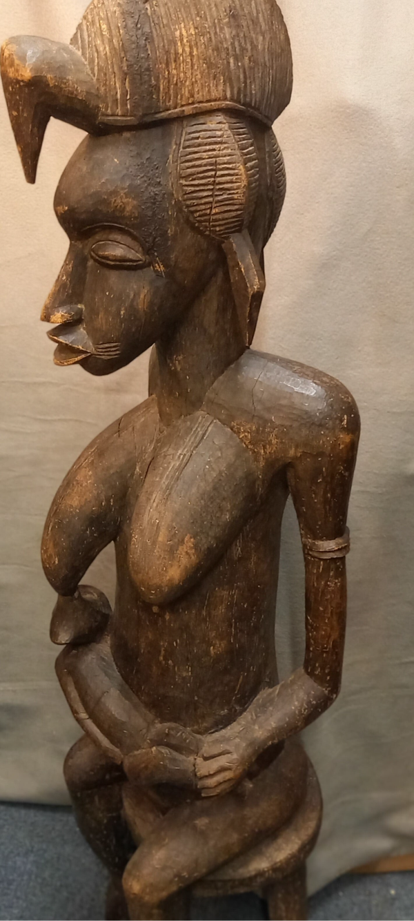 Groot Beeld van zittende vrouwenfiguur met kind van Senufu stam