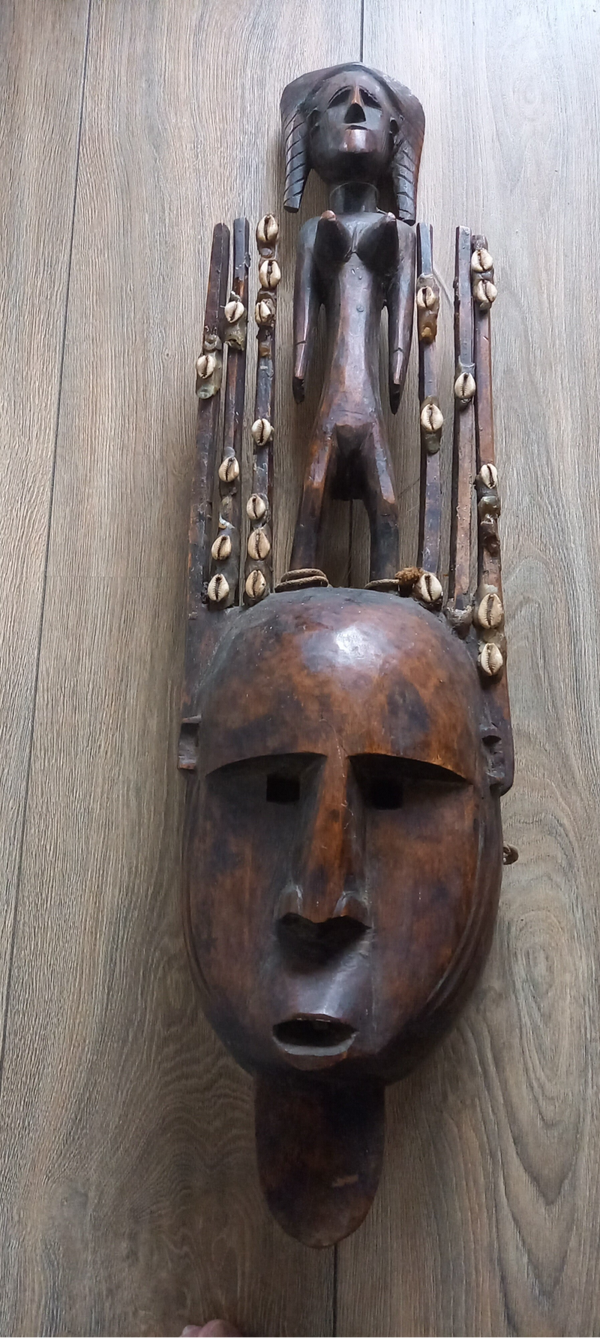 N'Tomo Masker met kauri schelpen oud uit Mali