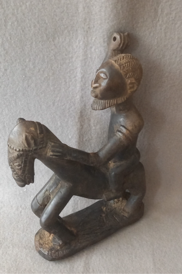 Houten man op paard uit West Afrika