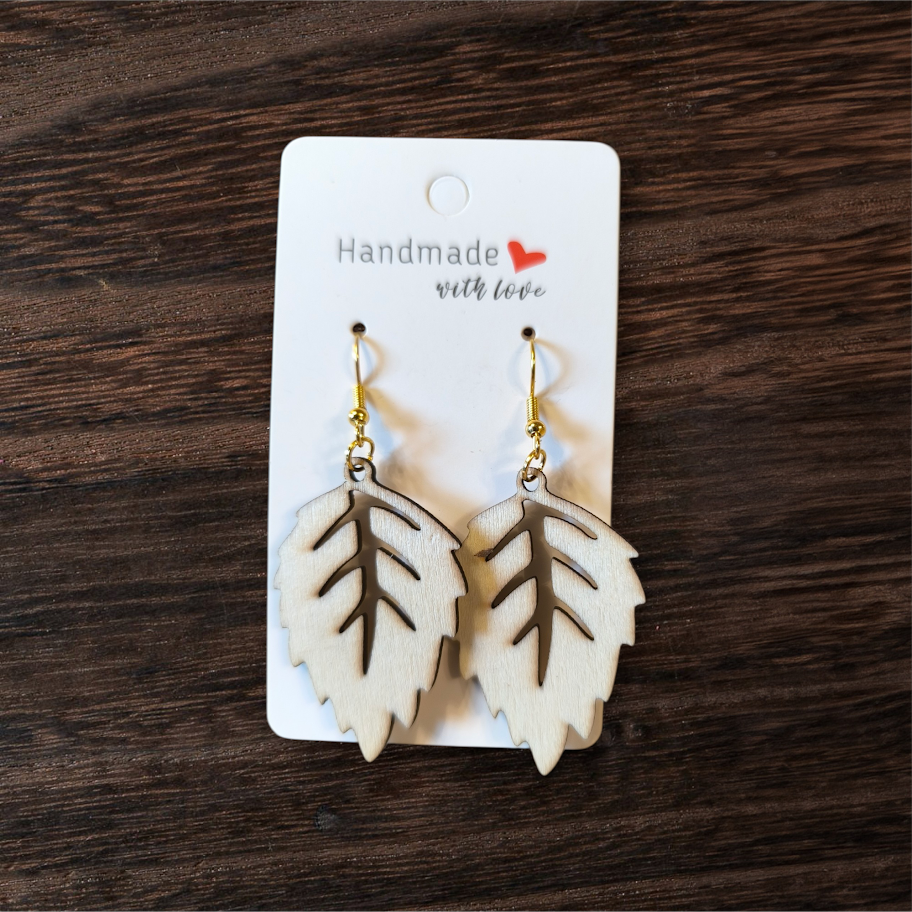 🍃 Boucles d’oreilles artisanales en bois – motif feuille naturelle 🍃