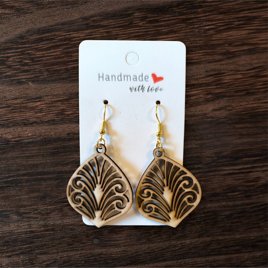✨ Boucles d’oreilles artisanales en bois – motif éventail ajouré ✨