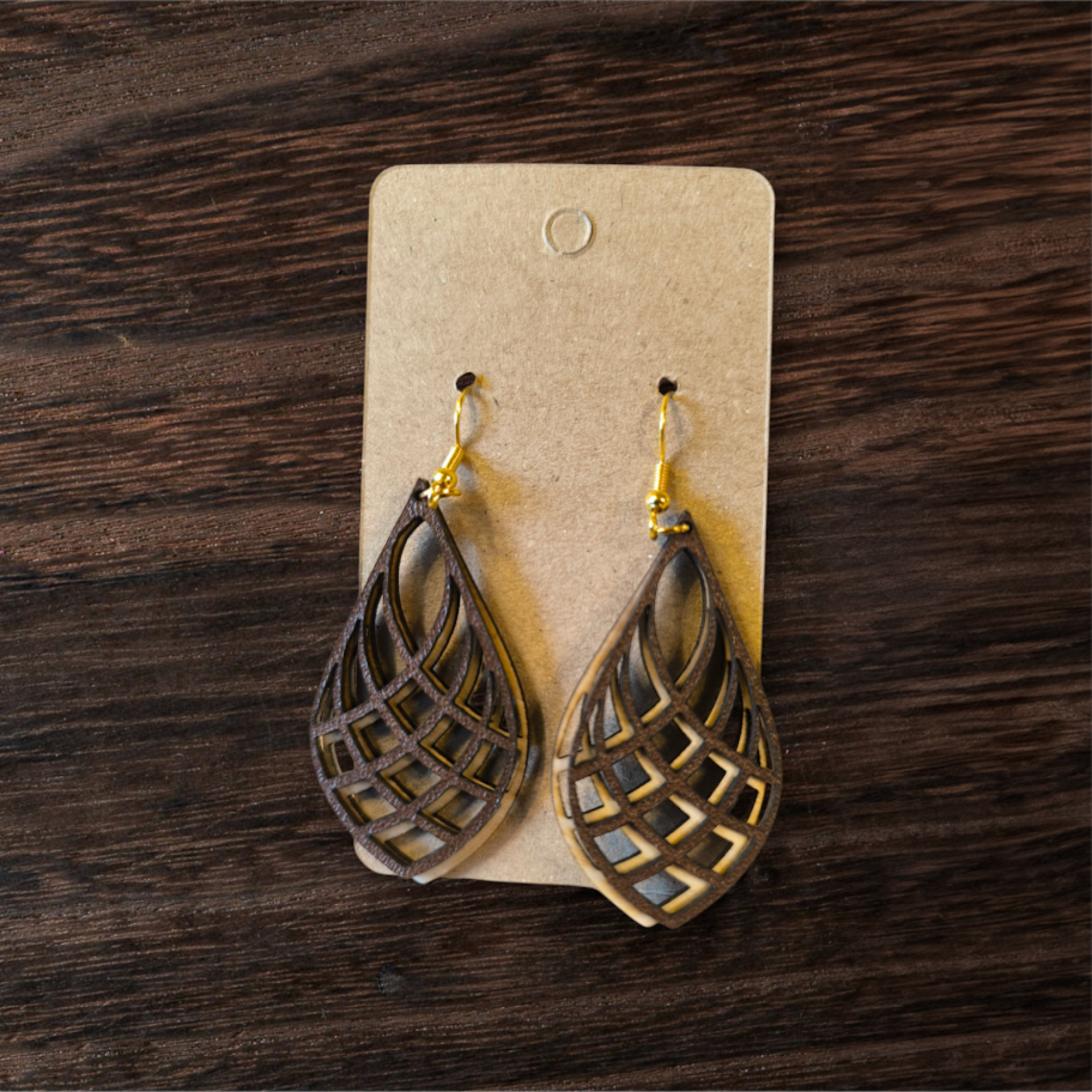 🍂 Boucles d’oreilles artisanales en bois et cuir – motif goutte ajourée 🍂