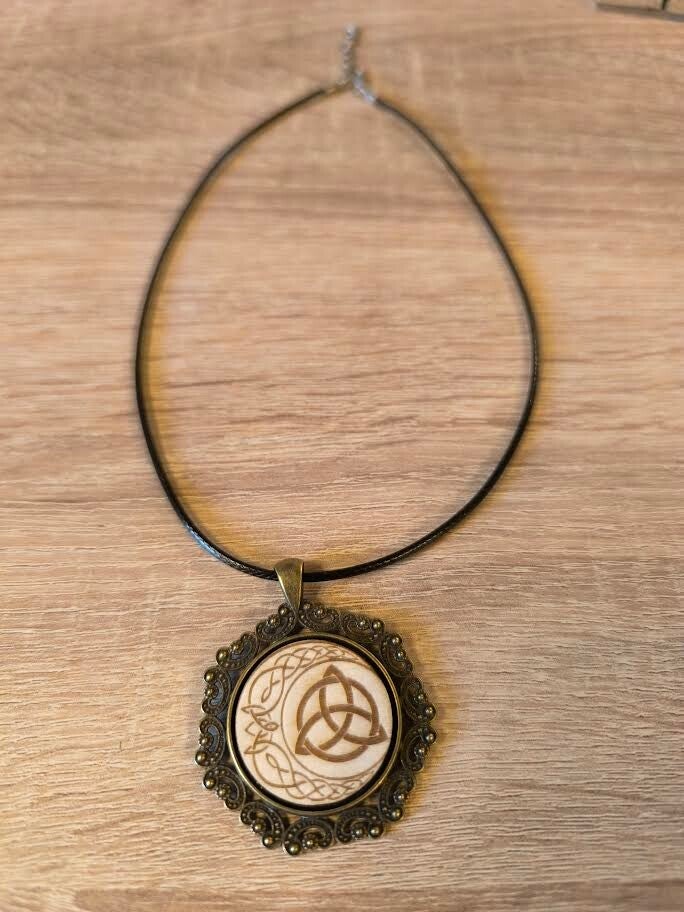 Collier avec médaillon symbole celtique – Style vintage