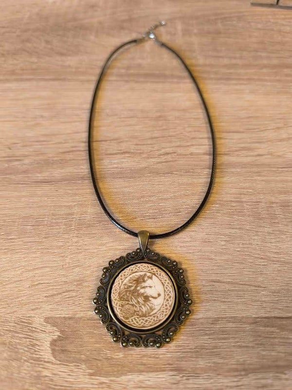 Collier avec médaillon loup celtique – Style vintage