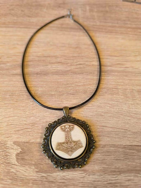 Collier avec médaillon Mjölnir – Marteau de Thor – Style vintage