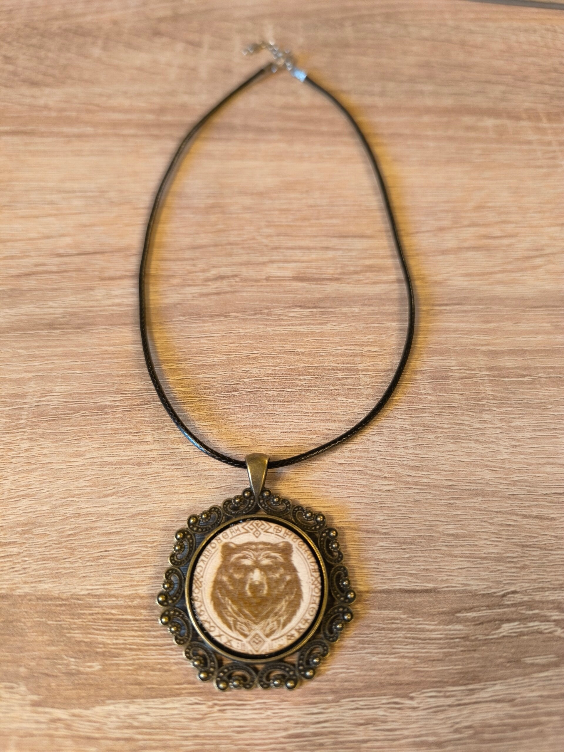 Collier avec médaillon ours – Style vintage