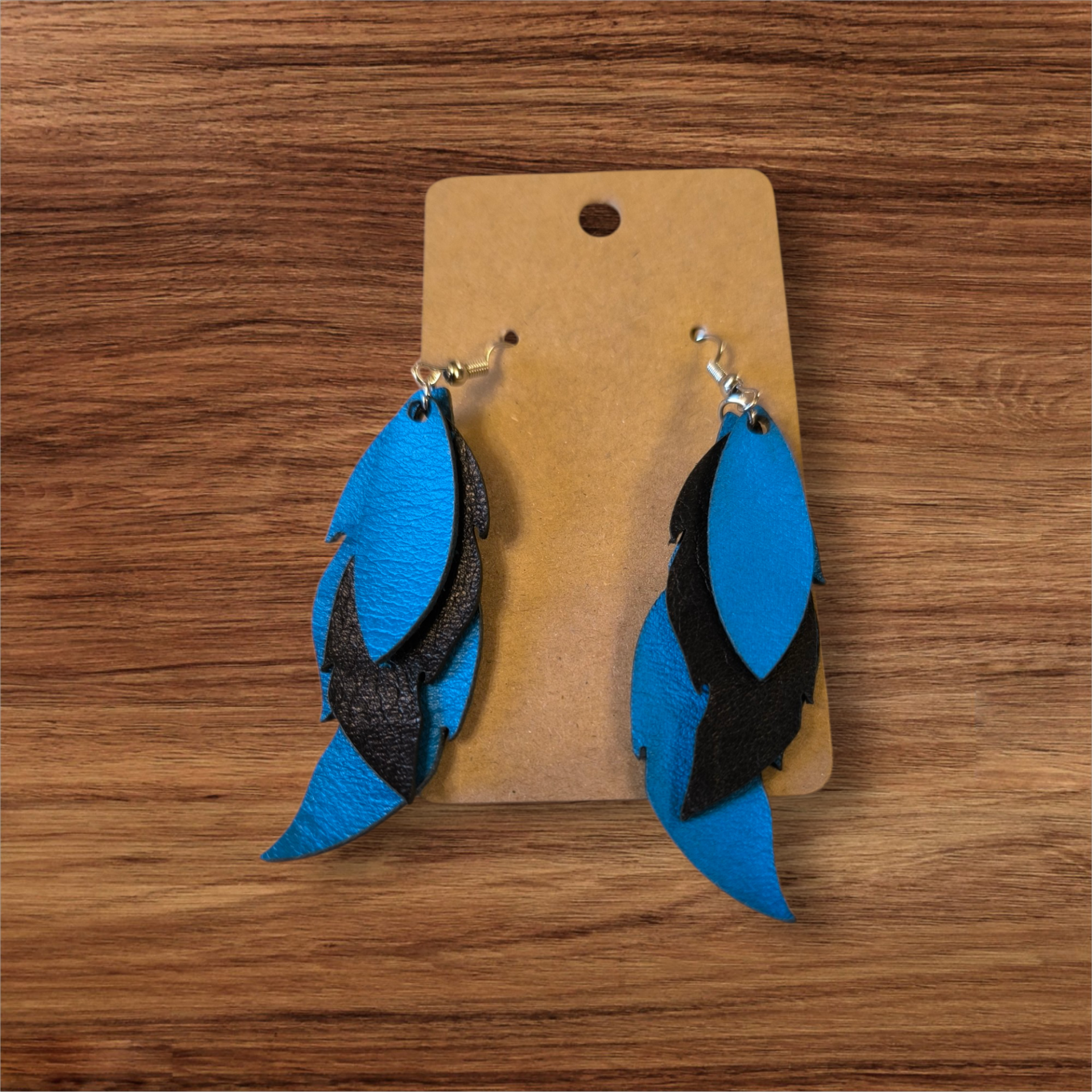 Boucles d’oreilles plume en cuir – Création artisanale
