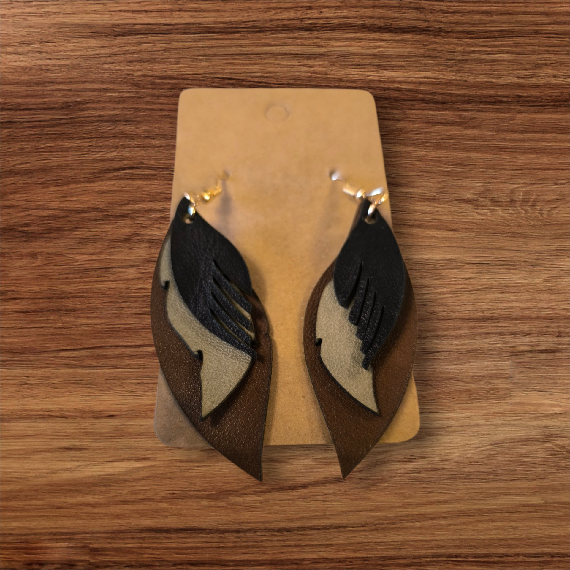 Boucles d’oreilles plume en cuir – Création artisanale