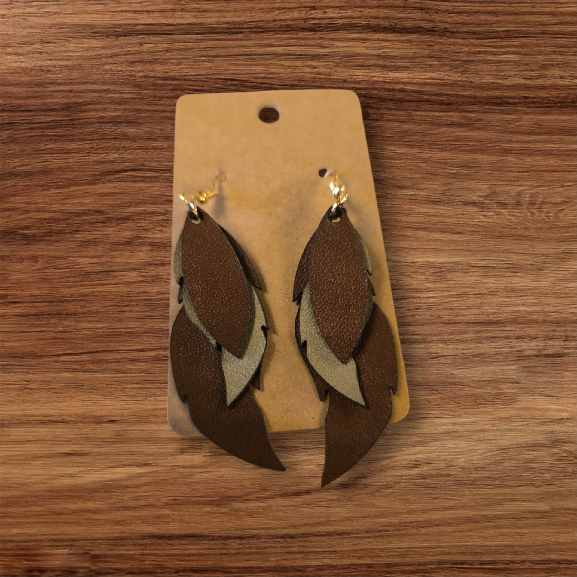 Boucles d’oreilles plume en cuir – Création artisanale