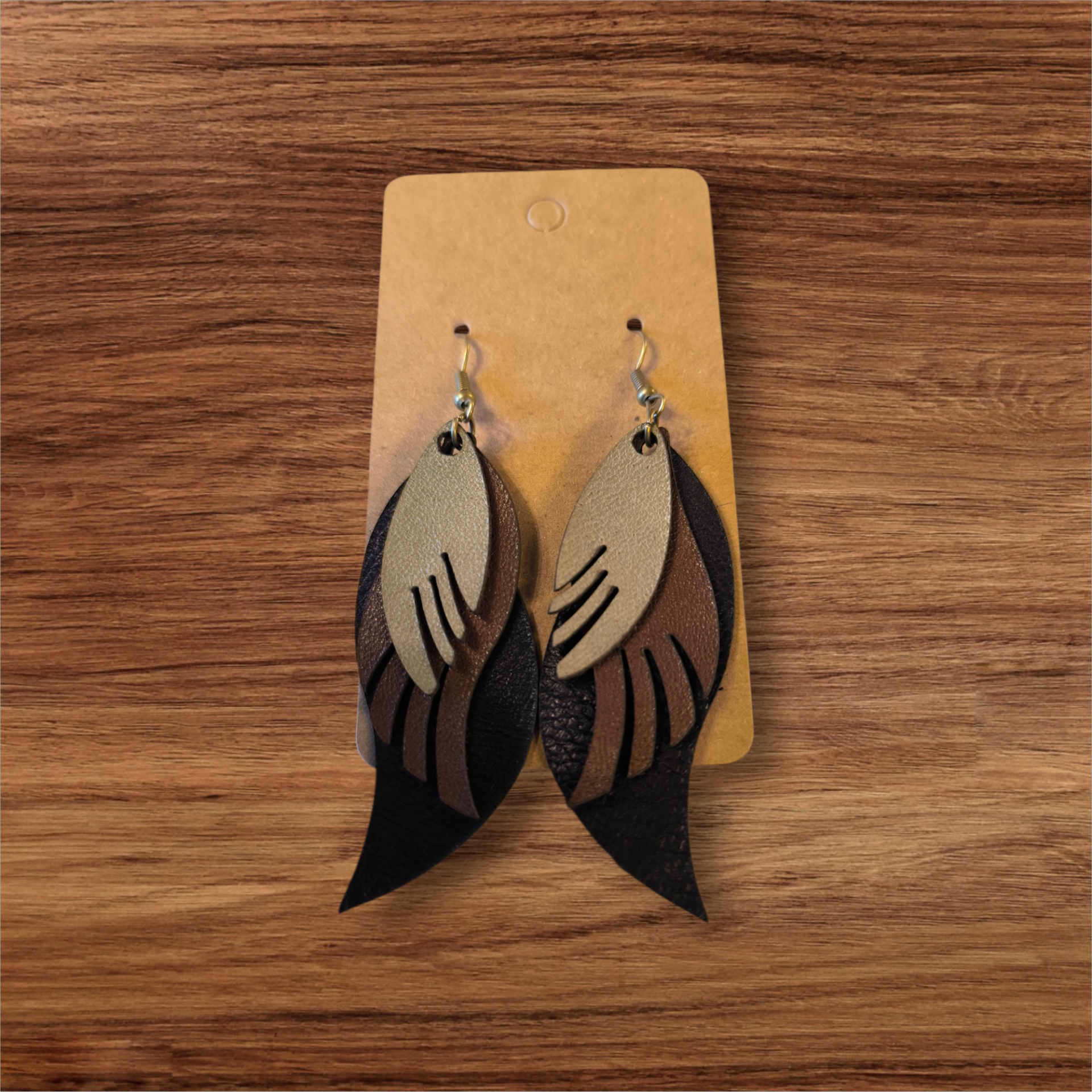 Boucles d’oreilles plume en cuir – Création artisanale