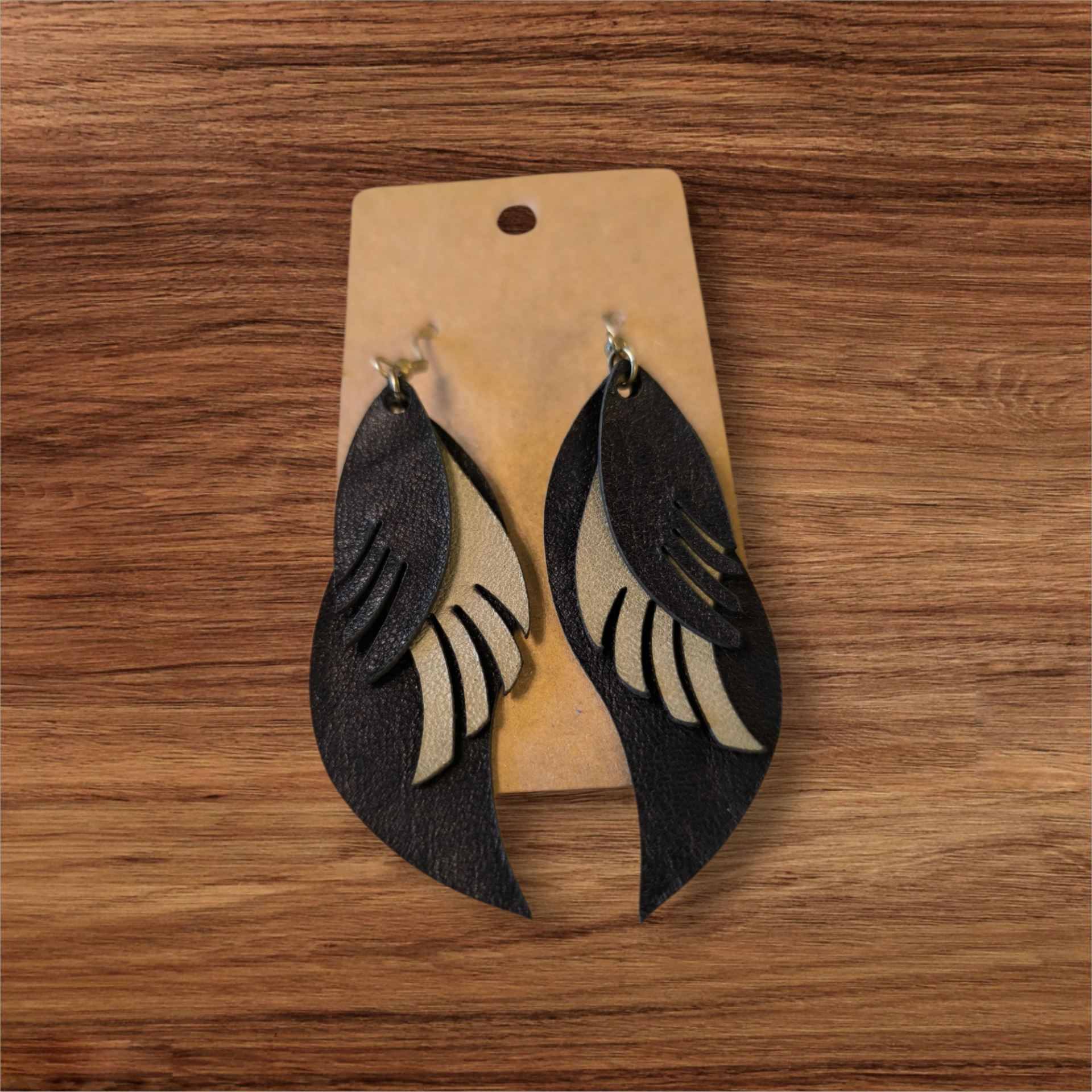 Boucles d’oreilles plume en cuir – Création artisanale