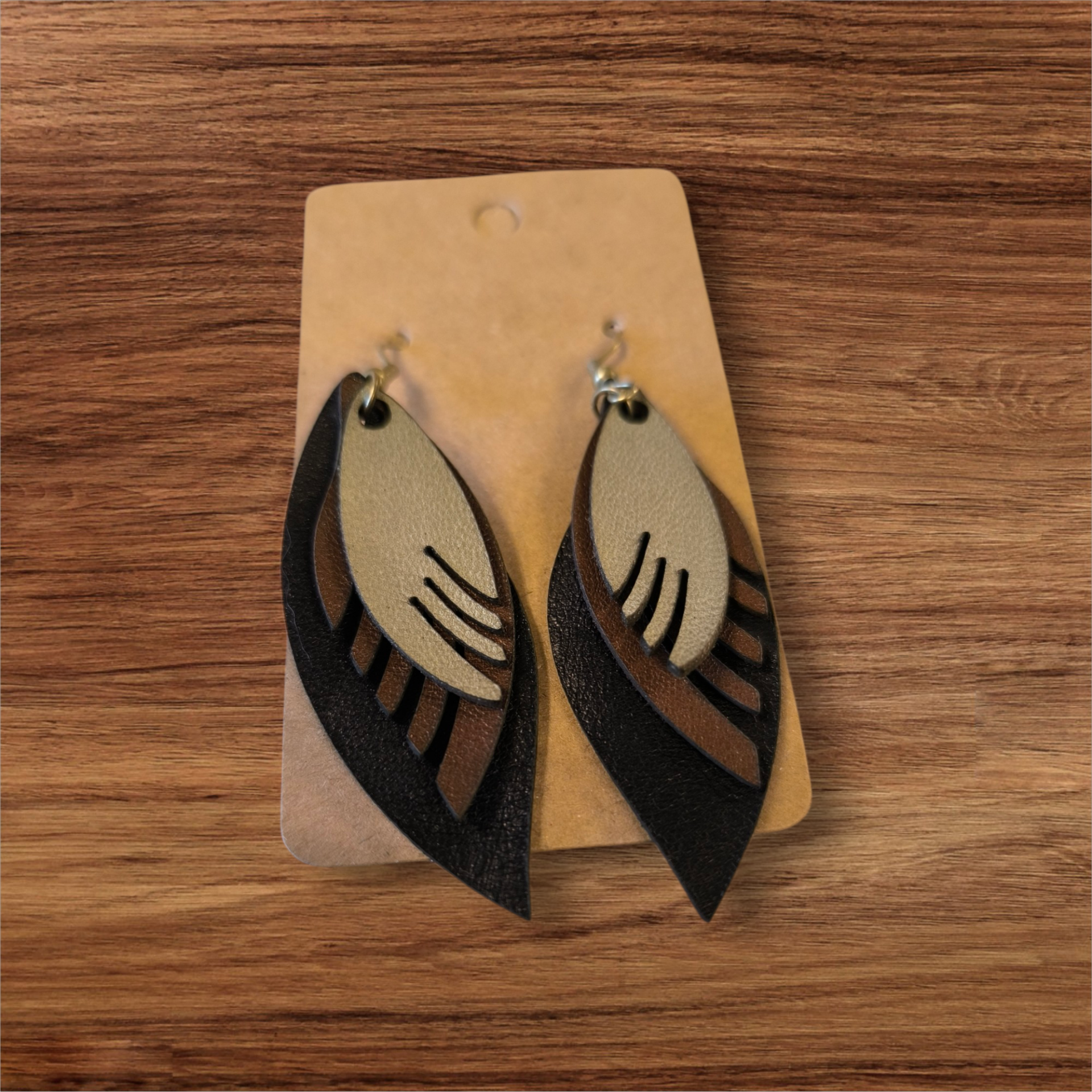 Boucles d’oreilles plume en cuir – Création artisanale