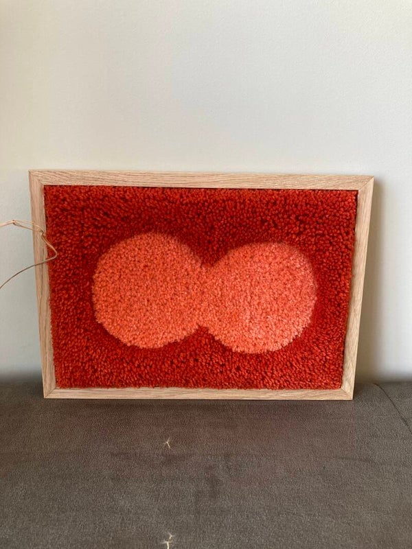 HANDGEMAAKT GETUFT (WAND)TAPIJT 'ROUNDS' 21CM X 30CM