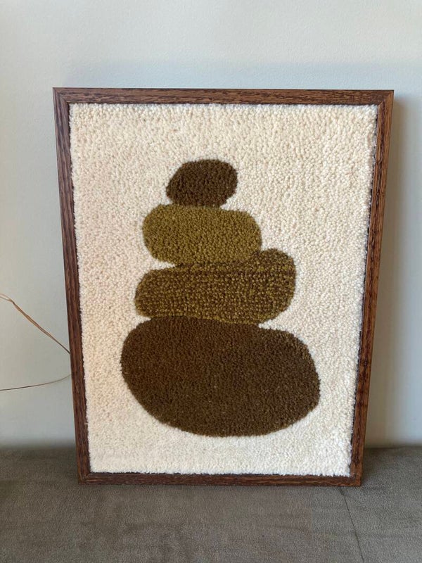 HANDGEMAAKT GETUFT FLUFFY WANDKLEED 'PEBBLES'