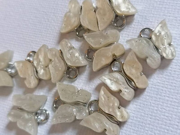 Beige vlinder bedels RVS per stuk