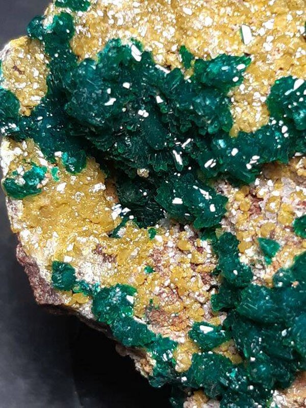DIOPTASE & MIMETITE - NTOLA (LIMITED FIND) - 6 x 4 x 2.3 cm