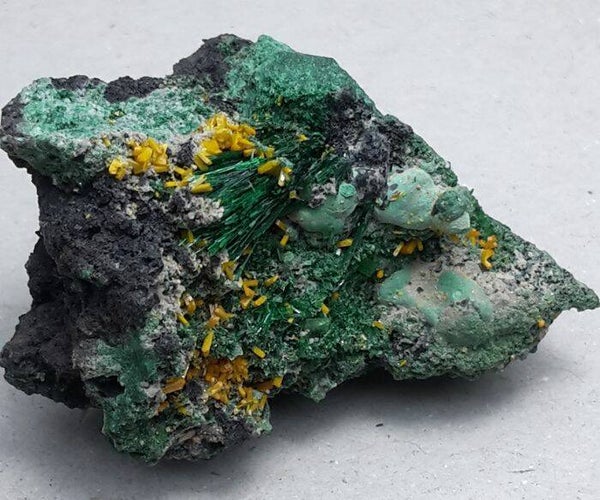 TOP Cuprosklodowskite - MUSONOI  2.5 x 1.5 x 1.5 cm