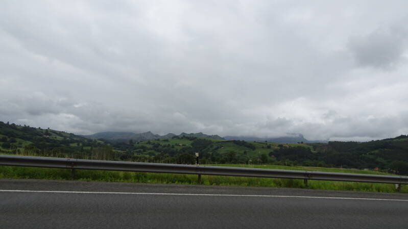 Die Wolken regnen in den  Bergen ab