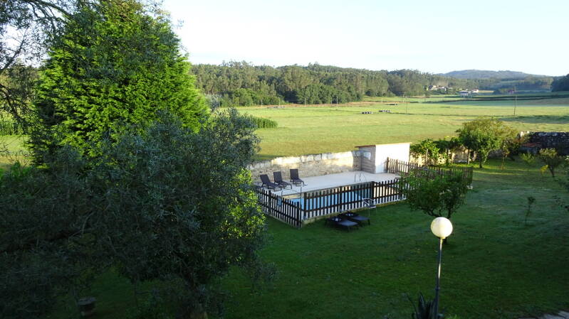 Blick vom Zimmer auf den Hotelpool