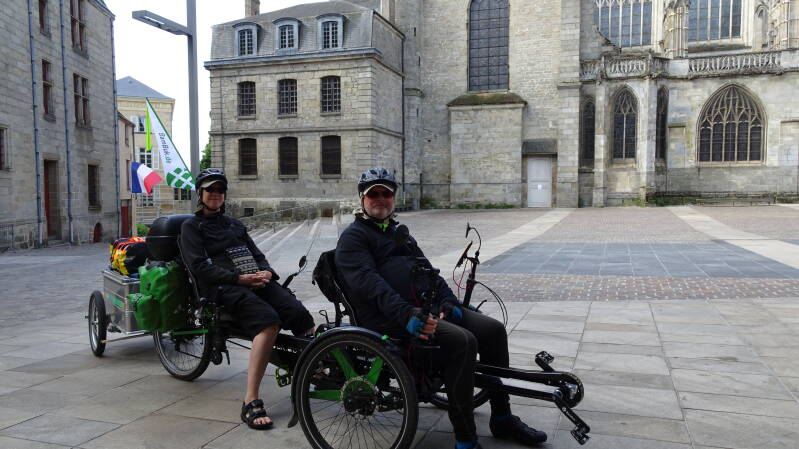 Vor der Kathedrale in Alencon