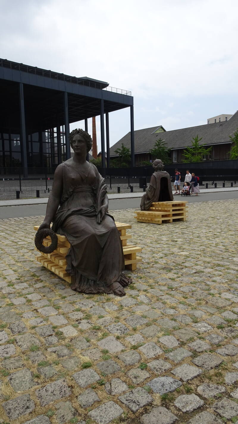 Nantes, die Damen bewachen den Justizpalast