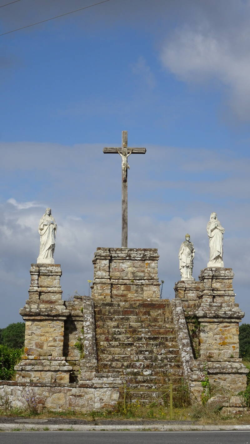 Kreuzigungsgruppe, direkt am Weg