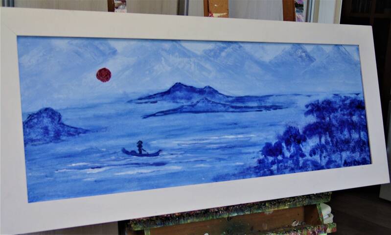 japans zeegezicht, man en bootje, bergen, maat 80 x 30 cm., en witte lijst.