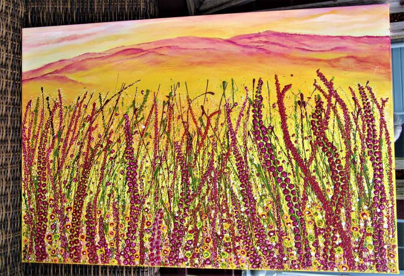 Kleurig landschap geel met rode bergen en rode bloemen, 120 x 80 cm. 