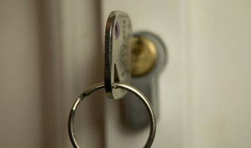 Clé de porte dans serrure simple