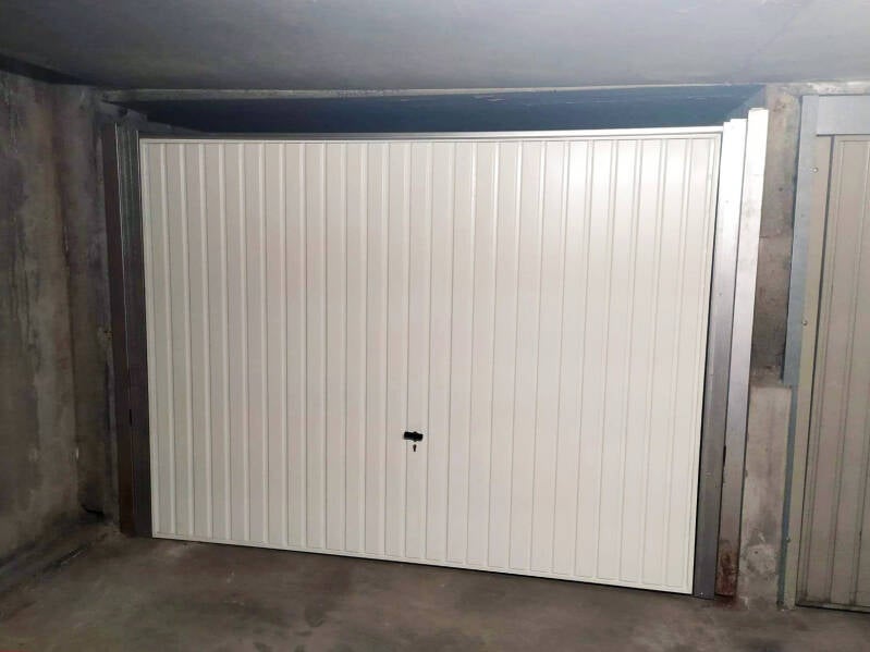 Pose en remplacement d'une porte de garage basculante en aluminium 