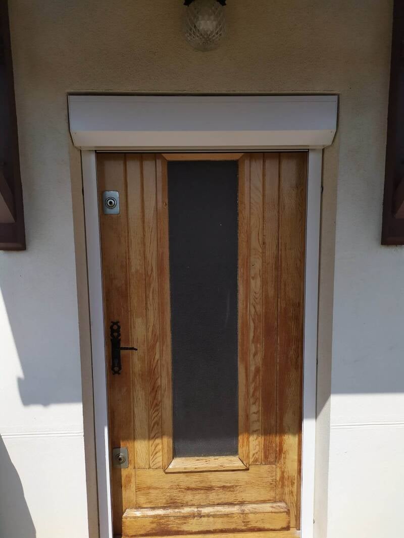 Installation d'un volet roulant filaire sur une porte d'entrée de maison individuelle 