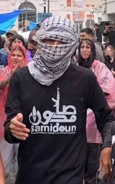 Miembro de Samidoun en la acampada